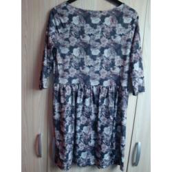 Grijze jurk met romantische bloemen. Maat XL