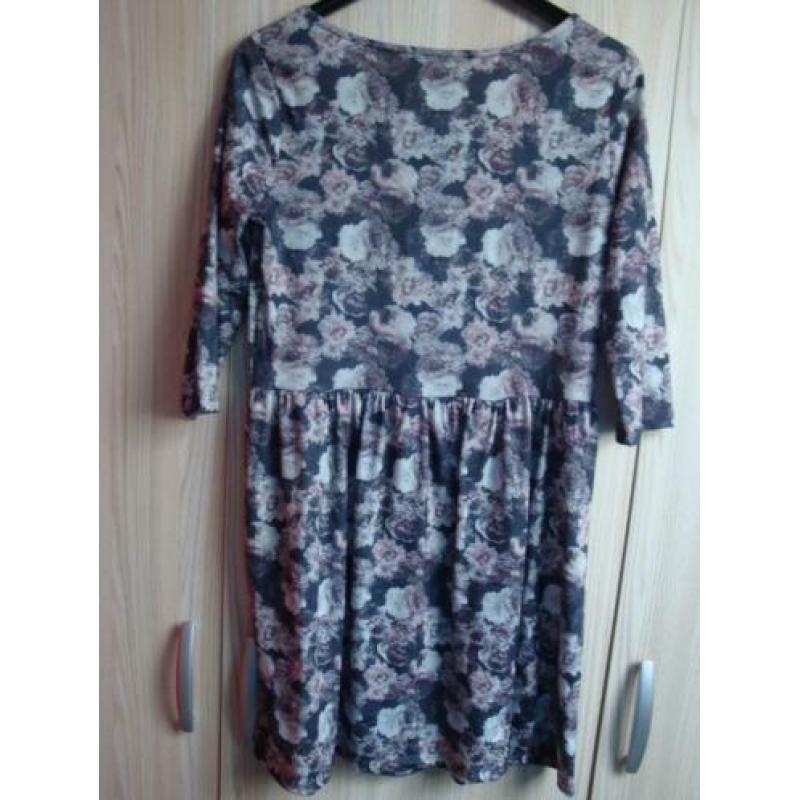 Grijze jurk met romantische bloemen. Maat XL