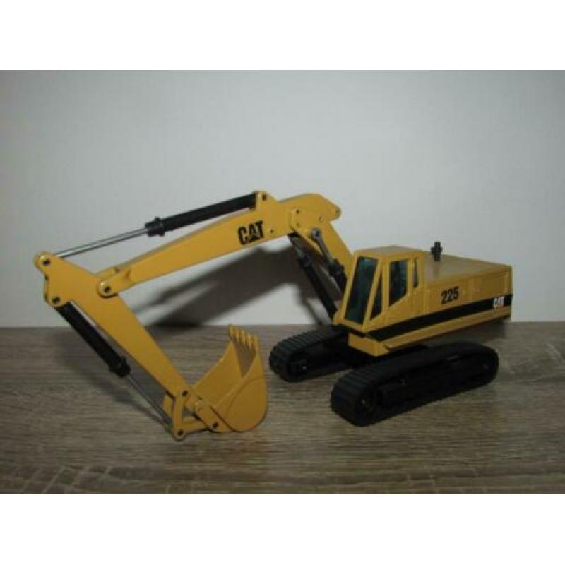 Grondverzet 1:50, Catterpillar 225 Graafmachine