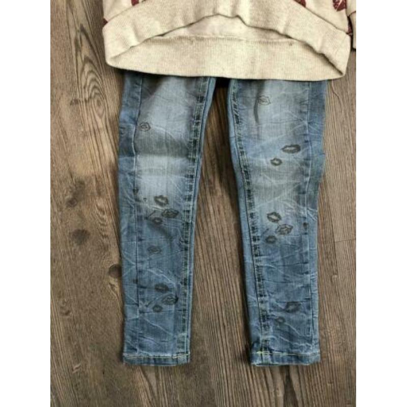 Vingino setje broek en trui zoentjes/ kusjes maat 104/ 4