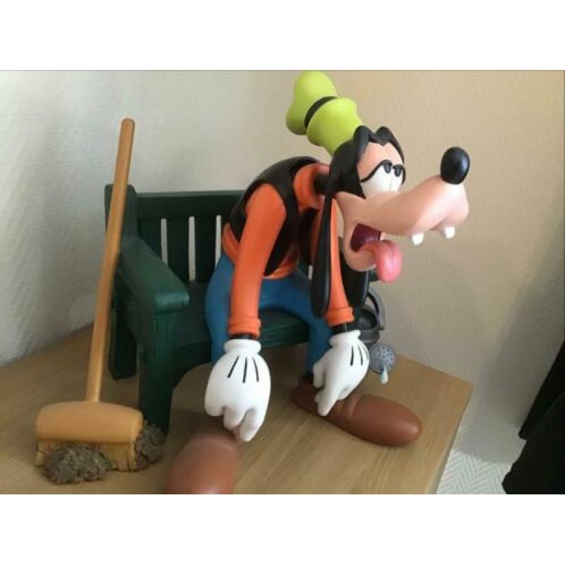 Groot beeld Disney, Goofy op bank