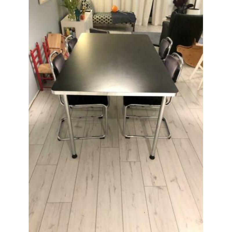Gispen 686 tafel en vier stoelen mdl 201