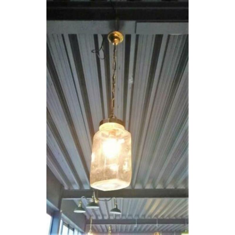 Hanglampen gemaakt van antieke glazen potten