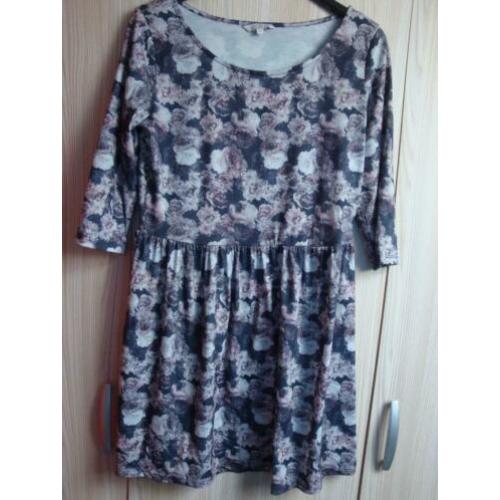 Grijze jurk met romantische bloemen. Maat XL