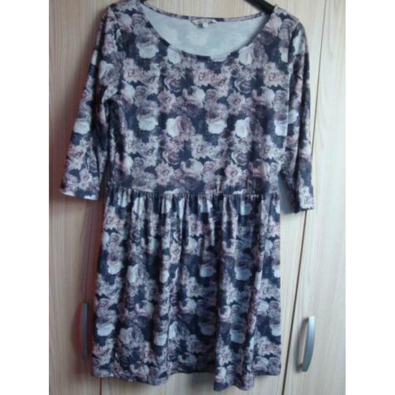 Grijze jurk met romantische bloemen. Maat XL