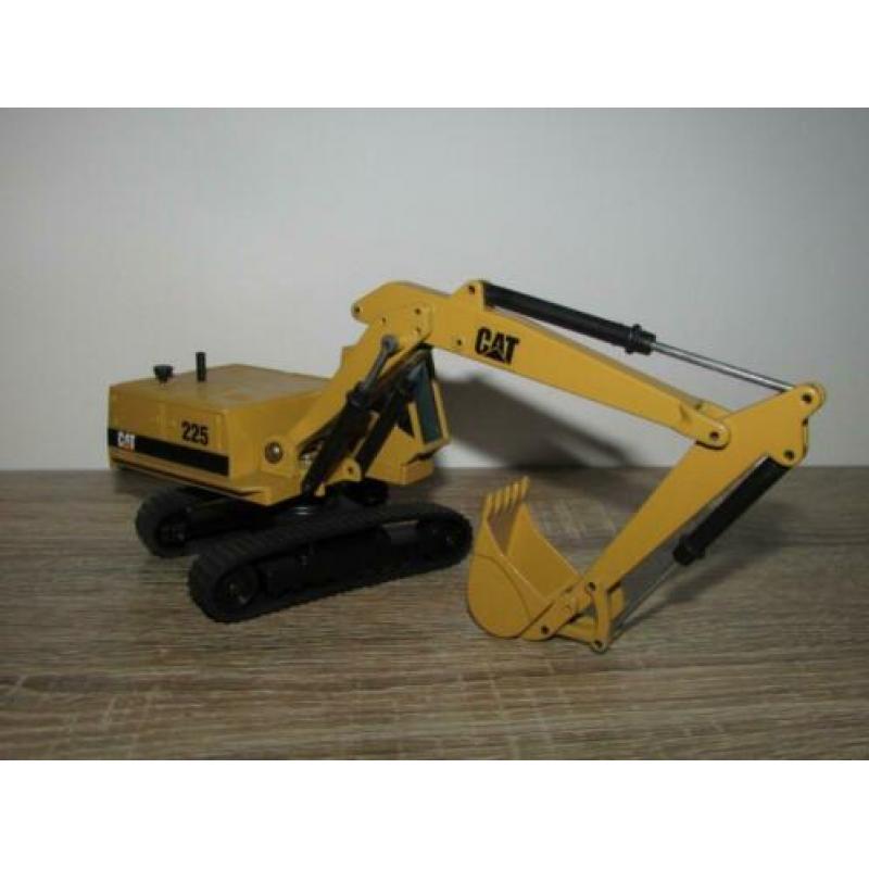 Grondverzet 1:50, Catterpillar 225 Graafmachine