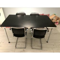 Gispen 686 tafel en vier stoelen mdl 201