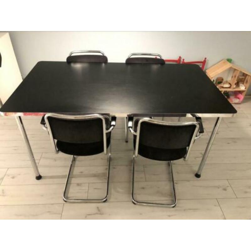 Gispen 686 tafel en vier stoelen mdl 201