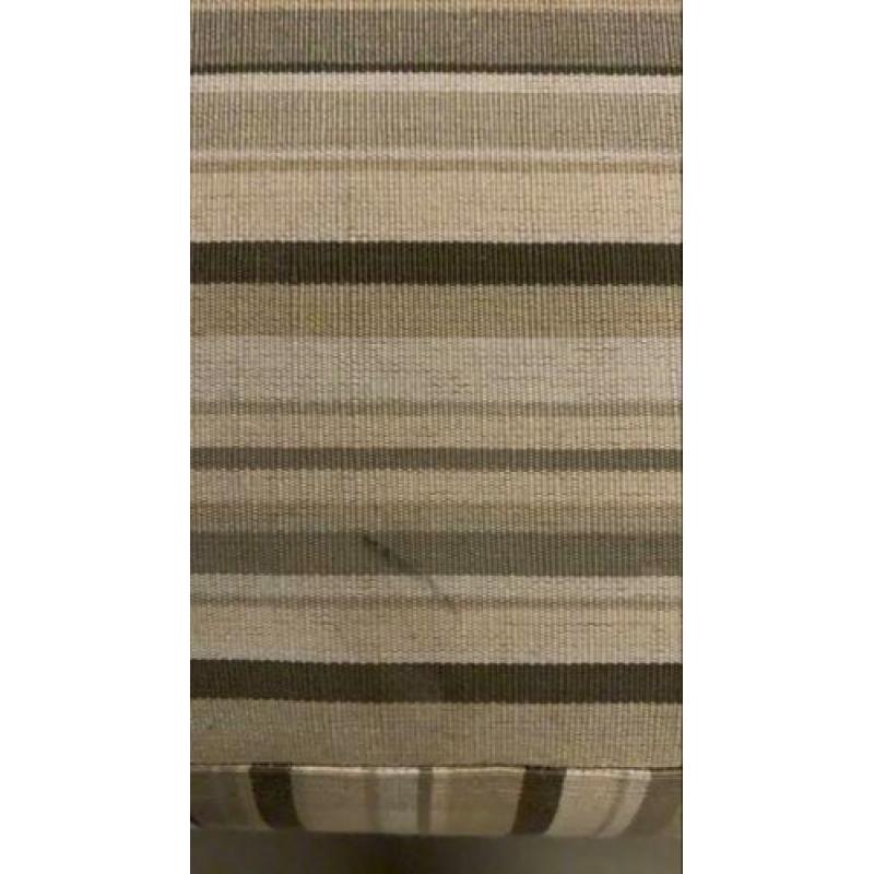 Leuke professioneel beklede poef