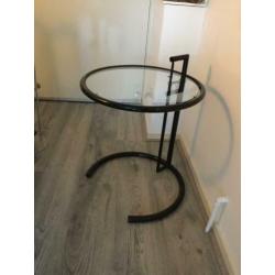 EILEEN GRAY stijl bijzettafel, zwart.