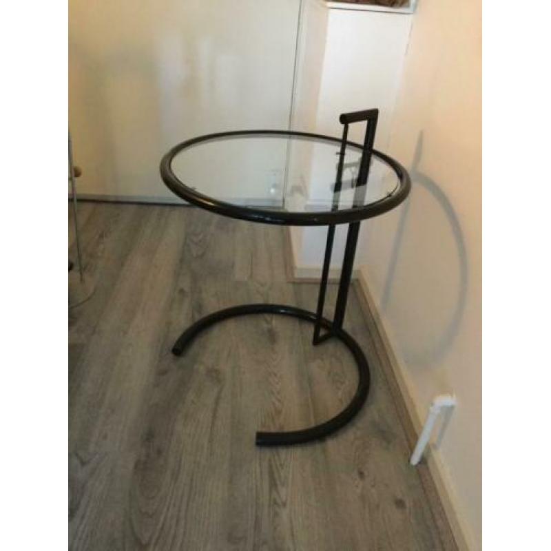EILEEN GRAY stijl bijzettafel, zwart.