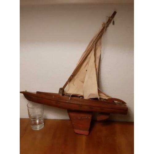 handgemaakt houten model zeilbootje zeilschip