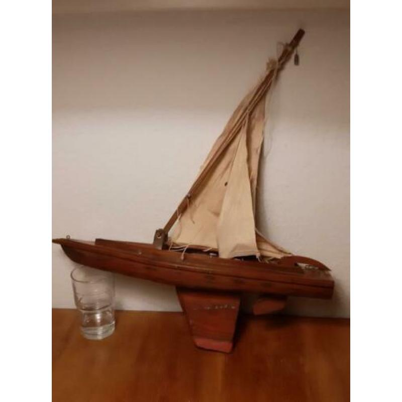handgemaakt houten model zeilbootje zeilschip