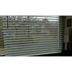 Witte houten jaloezie
