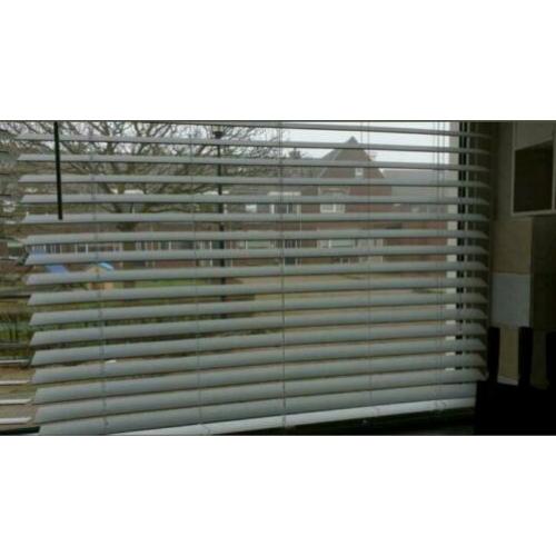 Witte houten jaloezie