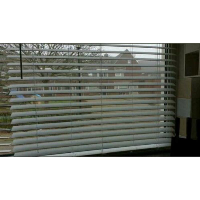Witte houten jaloezie