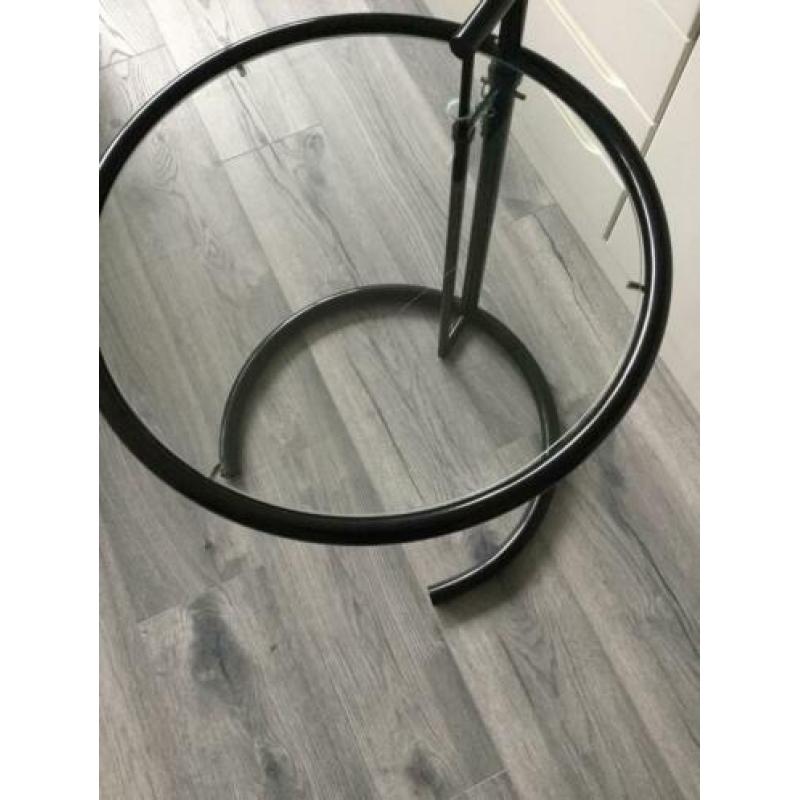 EILEEN GRAY stijl bijzettafel, zwart.