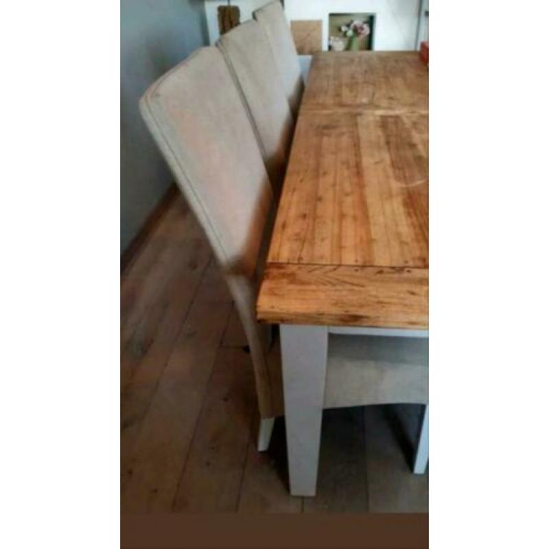 6 eetkamer stoelen(totaal 55,-),  netjes en onbeschadigd.