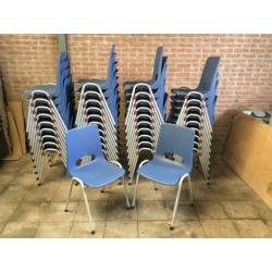 Nieuwe blauwe kantinestoelen stapelstoelen kuipstoelen blauw