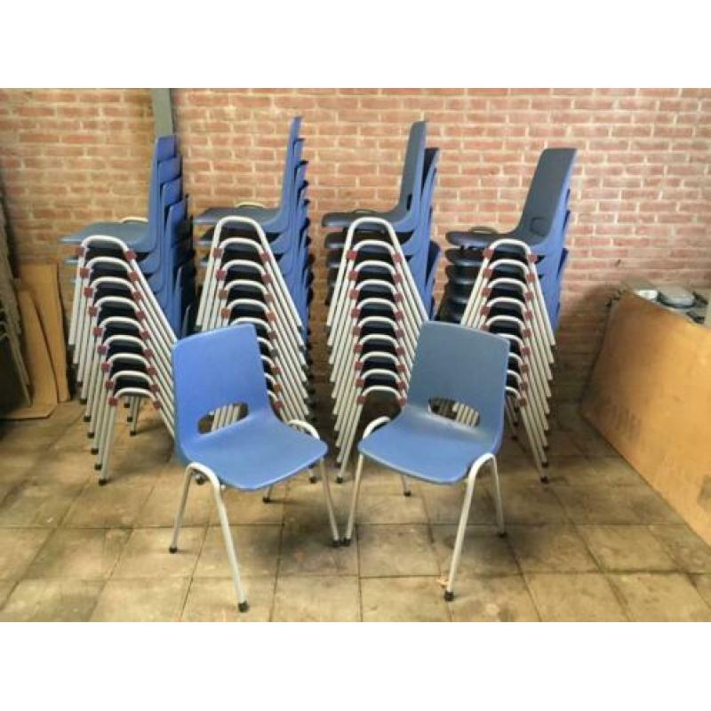 Nieuwe blauwe kantinestoelen stapelstoelen kuipstoelen blauw