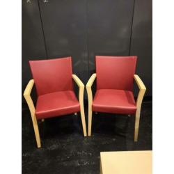2 zeer nette leren stoelen met licht hout