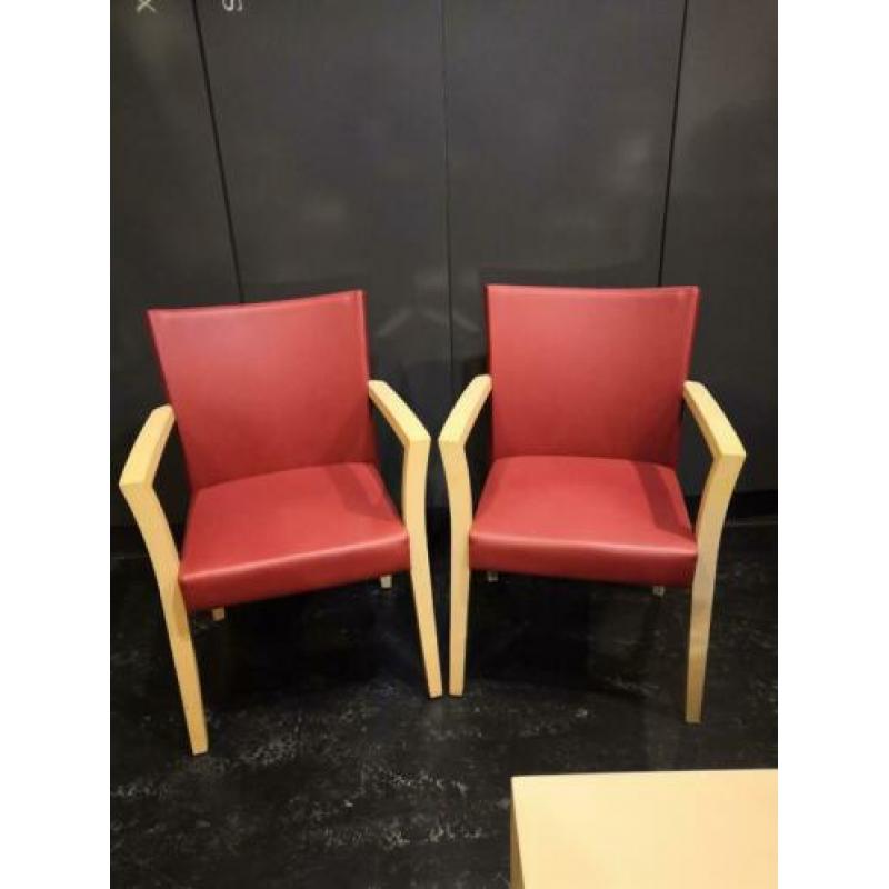 2 zeer nette leren stoelen met licht hout