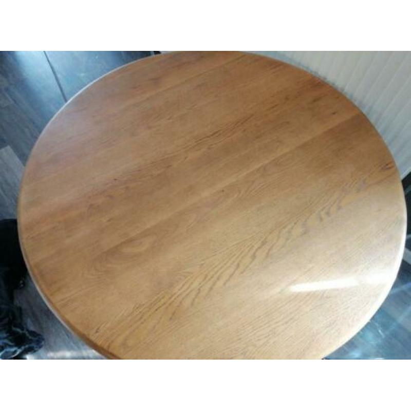 Ronde tafel met massief eiken blad. Ronde eettafel. Z.g.a.n.