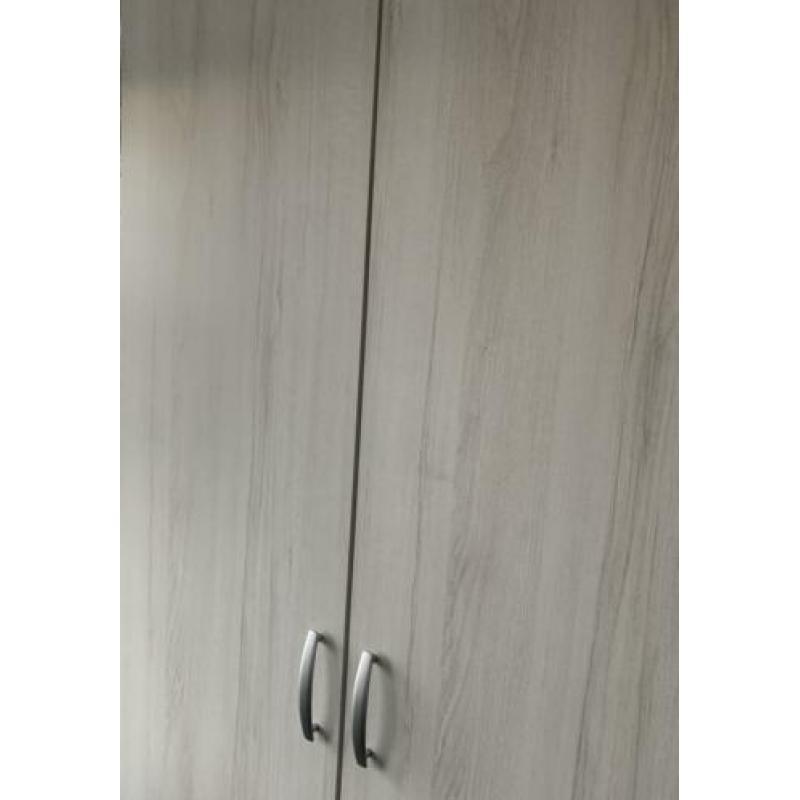Kledingkast 2-deurs en 2 lades 201x97x50cm in goede staat!