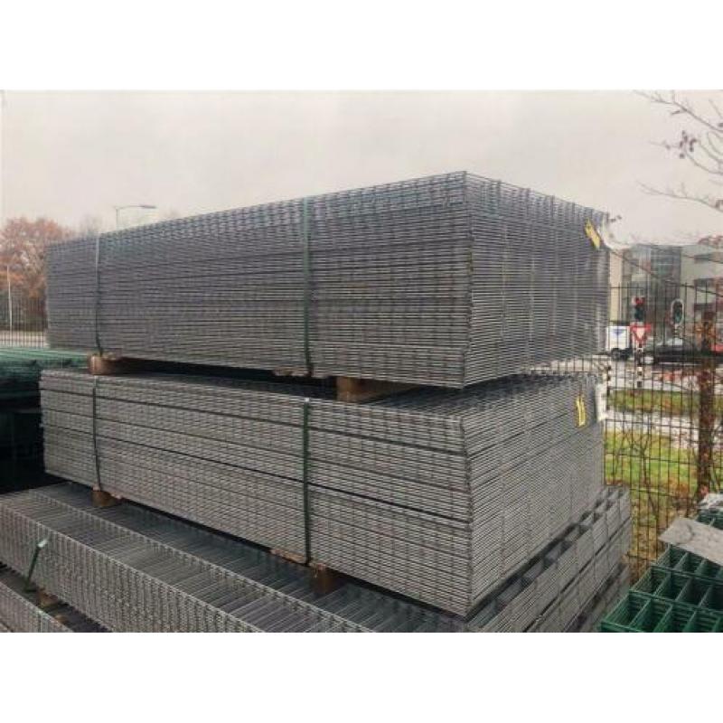 90m Gegalvaniseerd Hekwerk 123cm hoog - 2e keus palen