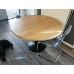 Ronde tafel met massief eiken blad. Ronde eettafel. Z.g.a.n.