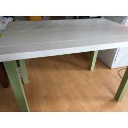 Zelfgemaakte eettafel