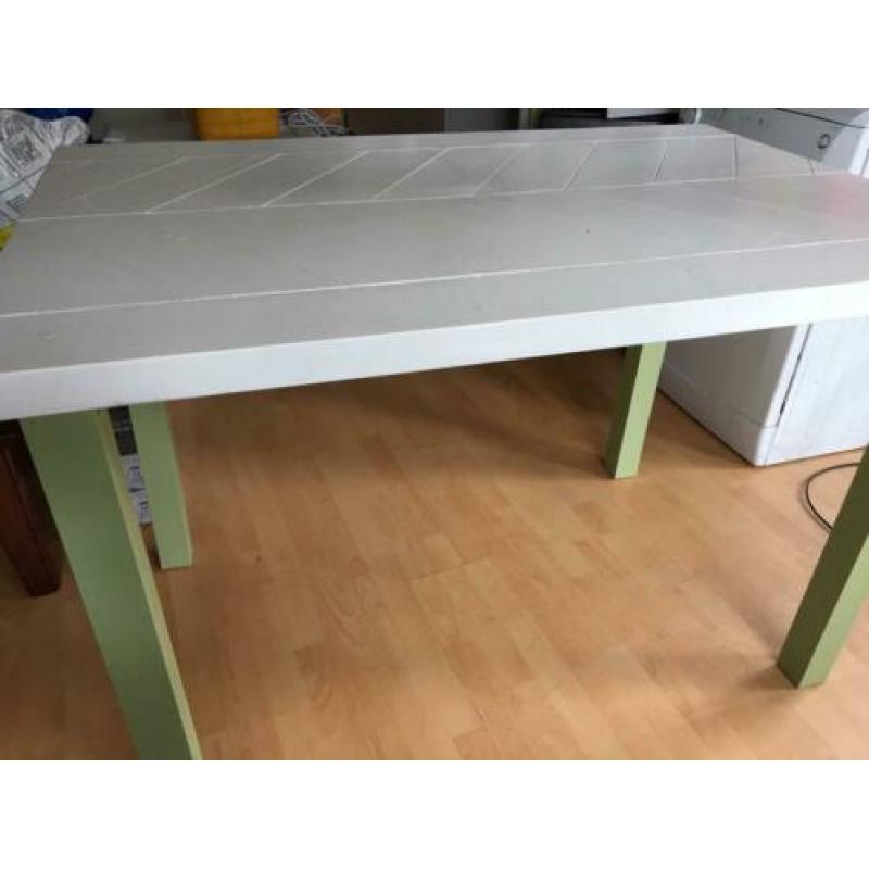 Zelfgemaakte eettafel