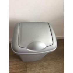 Kleine prullenbak afvalbak grijs keuken toilet