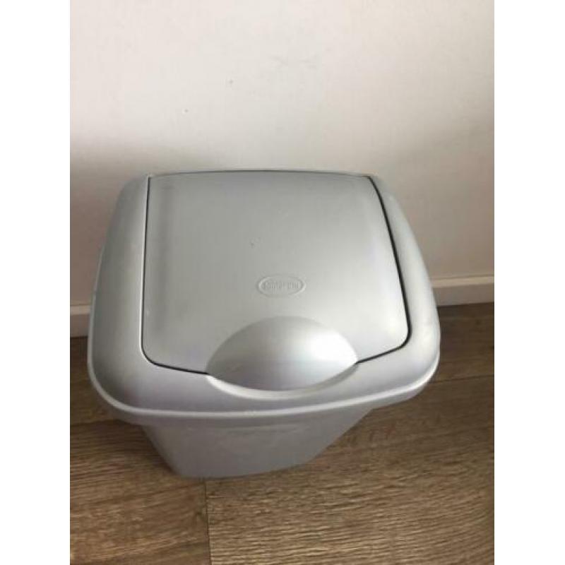 Kleine prullenbak afvalbak grijs keuken toilet