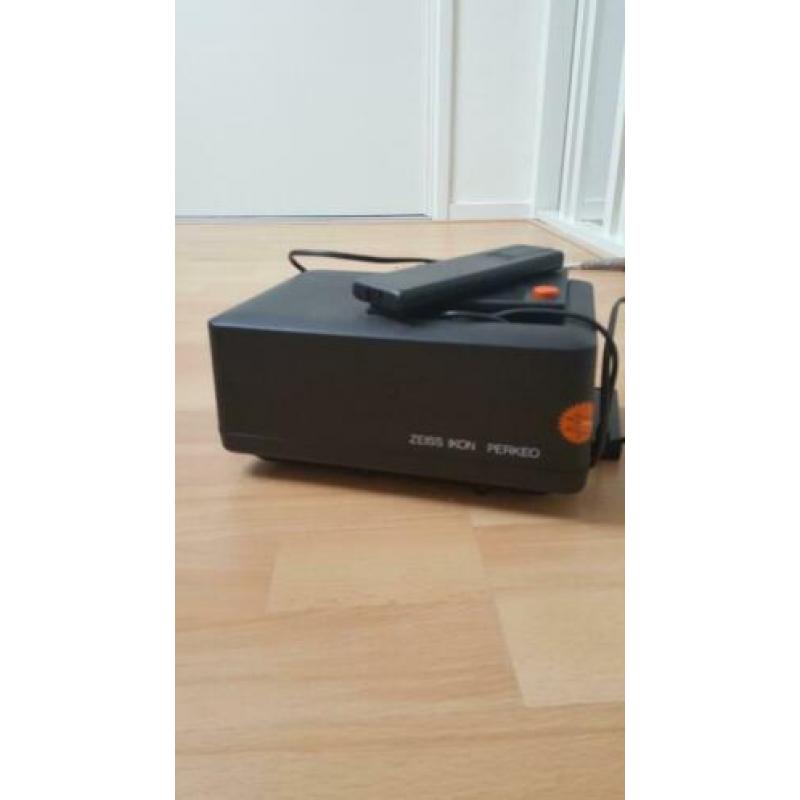 zeiss ikon diaprojector met tafel en scherm