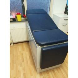 Behandel tafel met lades en kastje erin