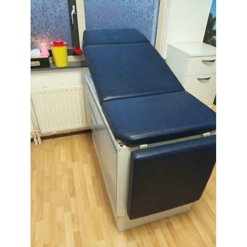 Behandel tafel met lades en kastje erin