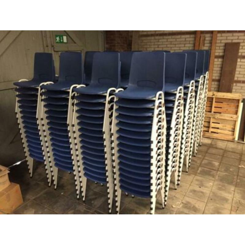Nieuwe blauwe kantinestoelen stapelstoelen kuipstoelen blauw