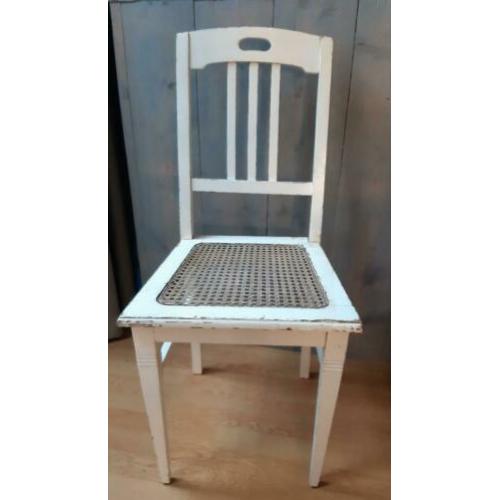 Antieke stoel, wit met webbing zitting