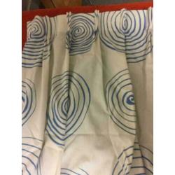 Mooi wit gordijn met blauw motief - 123 cm (B) x 244 cm (L)