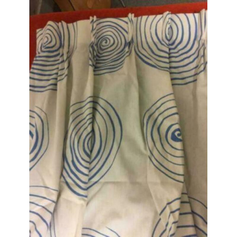 Mooi wit gordijn met blauw motief - 123 cm (B) x 244 cm (L)