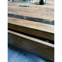 Stoere massieve salontafel oud teakhout