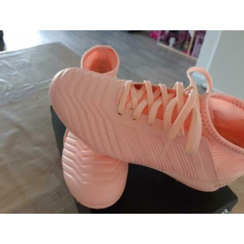 Adidas Predator maat 33 voetbalschoenen roze