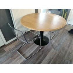 Ronde tafel met massief eiken blad. Ronde eettafel. Z.g.a.n.