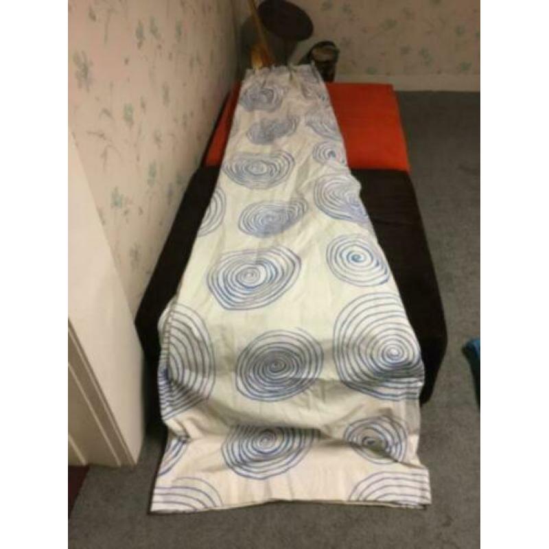 Mooi wit gordijn met blauw motief - 123 cm (B) x 244 cm (L)