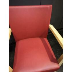 2 zeer nette leren stoelen met licht hout