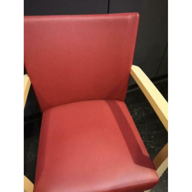 2 zeer nette leren stoelen met licht hout