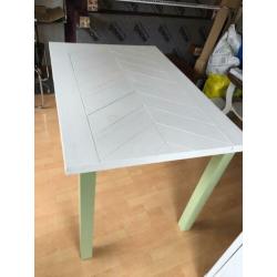 Zelfgemaakte eettafel