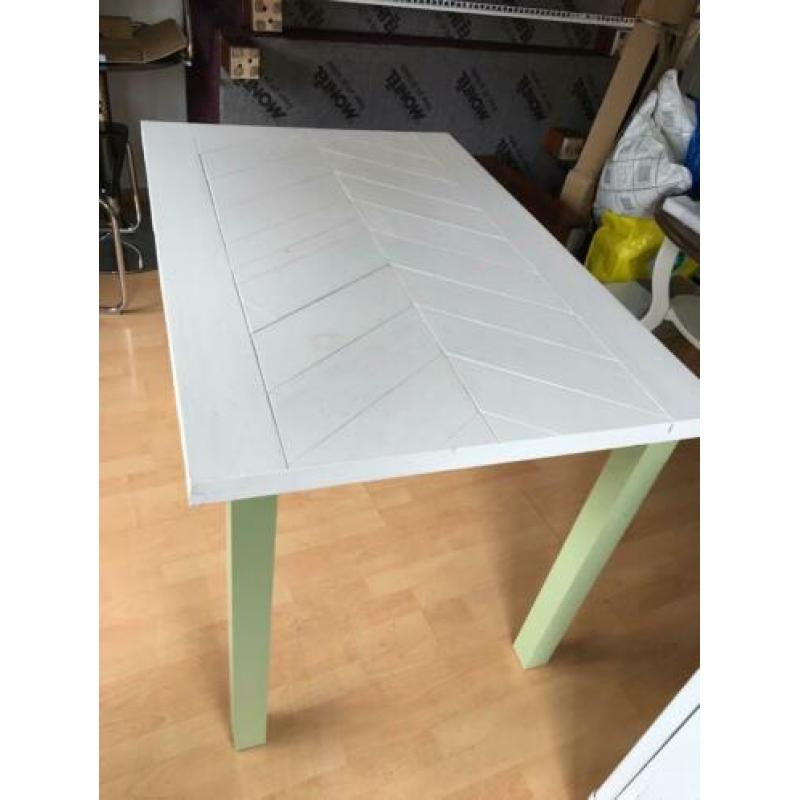 Zelfgemaakte eettafel