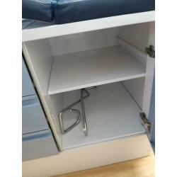 Behandel tafel met lades en kastje erin